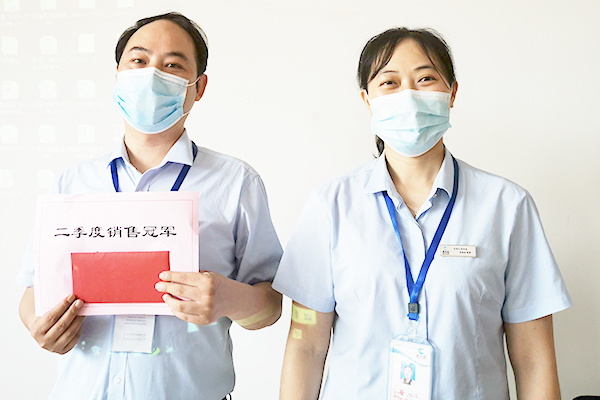 閆總為季度銷售冠軍頒發榮譽證書及發放獎勵紅包